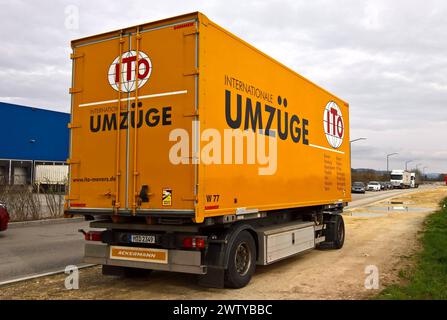 Koffer-Wechselbrücke von ito movers Möbeltransport GmbH, internationale Umzüge bzw Möbelspedition. Die ITO Internationale Transportorganisation entstand aus der Spedition Hans Gerzymisch. Das Unternehmen hat Standorte in Deutschland, den USA und Afrika *** Wechselaufbau von ito Movers Möbeltransport GmbH, internationaler Umbau und Möbeltransport die ITO International Transport Organization entstand aus dem Speditionsunternehmen Hans Gerzymisch das Unternehmen hat Standorte in Deutschland, den USA und Afrika Stockfoto