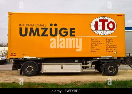 Koffer-Wechselbrücke von ito movers Möbeltransport GmbH, internationale Umzüge bzw Möbelspedition. Die ITO Internationale Transportorganisation entstand aus der Spedition Hans Gerzymisch. Das Unternehmen hat Standorte in Deutschland, den USA und Afrika *** Wechselaufbau von ito Movers Möbeltransport GmbH, internationaler Umbau und Möbeltransport die ITO International Transport Organization entstand aus dem Speditionsunternehmen Hans Gerzymisch das Unternehmen hat Standorte in Deutschland, den USA und Afrika Stockfoto