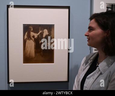 Die Ausstellung zeigt eine thematische Auseinandersetzung mit den fotografischen Arbeiten der beiden Künstler während ihrer gesamten Karriere , einschließlich ihrer bekanntesten und weniger vertrauten Werke . Sie wird mehr als 160 seltene Vintage-Drucke aus Galerien zeigen . Museen und Privatsammlungen , darunter 96 Werke von Woodman und 71 von Cameron , die die gesamte Karriere beider Fotografen abdeckten , die 100 Jahre voneinander entfernt arbeiteten . Stockfoto