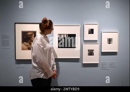 Die Ausstellung zeigt eine thematische Auseinandersetzung mit den fotografischen Arbeiten der beiden Künstler während ihrer gesamten Karriere , einschließlich ihrer bekanntesten und weniger vertrauten Werke . Sie wird mehr als 160 seltene Vintage-Drucke aus Galerien zeigen . Museen und Privatsammlungen , darunter 96 Werke von Woodman und 71 von Cameron , die die gesamte Karriere beider Fotografen abdeckten , die 100 Jahre voneinander entfernt arbeiteten . Stockfoto