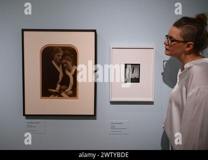 Die Ausstellung zeigt eine thematische Auseinandersetzung mit den fotografischen Arbeiten der beiden Künstler während ihrer gesamten Karriere , einschließlich ihrer bekanntesten und weniger vertrauten Werke . Sie wird mehr als 160 seltene Vintage-Drucke aus Galerien zeigen . Museen und Privatsammlungen , darunter 96 Werke von Woodman und 71 von Cameron , die die gesamte Karriere beider Fotografen abdeckten , die 100 Jahre voneinander entfernt arbeiteten . Stockfoto