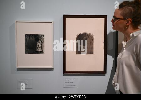 Die Ausstellung zeigt eine thematische Auseinandersetzung mit den fotografischen Arbeiten der beiden Künstler während ihrer gesamten Karriere , einschließlich ihrer bekanntesten und weniger vertrauten Werke . Sie wird mehr als 160 seltene Vintage-Drucke aus Galerien zeigen . Museen und Privatsammlungen , darunter 96 Werke von Woodman und 71 von Cameron , die die gesamte Karriere beider Fotografen abdeckten , die 100 Jahre voneinander entfernt arbeiteten . Stockfoto