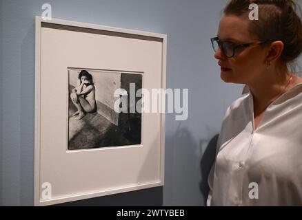 Die Ausstellung zeigt eine thematische Auseinandersetzung mit den fotografischen Arbeiten der beiden Künstler während ihrer gesamten Karriere , einschließlich ihrer bekanntesten und weniger vertrauten Werke . Sie wird mehr als 160 seltene Vintage-Drucke aus Galerien zeigen . Museen und Privatsammlungen , darunter 96 Werke von Woodman und 71 von Cameron , die die gesamte Karriere beider Fotografen abdeckten , die 100 Jahre voneinander entfernt arbeiteten . Stockfoto