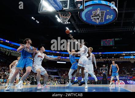 Peking, China. März 2024. Dwayne Bacon (3. R) von Shanghai Sharks verteidigt Fang Shuo (4. R) von Beijing Ducks während des 45. Runde Spiels zwischen Beijing Ducks und Shanghai Sharks in der chinesischen Basketball Association (CBA) Liga 2023-2024 in Peking, China, 20. März 2024. Quelle: Wang Lili/Xinhua/Alamy Live News Stockfoto