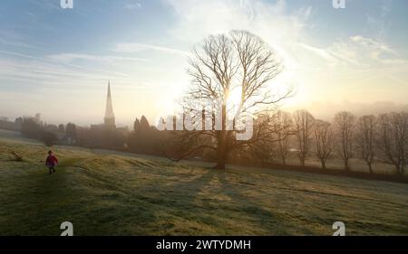 01.03.2012. Ein nebeliger Frühlingsaufgang umrahmt die St. Oswald's Parish Church in Ashbourne, Derbyshire. Der 212 m hohe Turm wurde von George Eliot als „fi“ bezeichnet Stockfoto