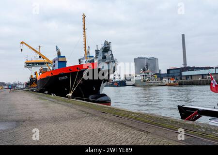 Neu gebauter Nachlaufsaugbehälter Dredger Rotterdam, niederlande. Neu gebauter nachfolgender Saugbehälter Dredger, der an den Mewrwqe Harbor Docks ankert, bereitet sich auf einen neuen Einsatz in der Nordsee vor. Rotterdam M4H Stadhaven / Merwehaven Zuid-Holland Nederland Copyright: XGuidoxKoppesxPhotox Stockfoto