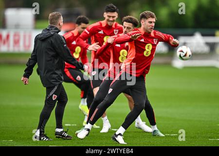 Joe Rodon aus Wales während der Aufwärmphase vor der offenen Schulung von Wales im Vale Resort Training Complex, Hensol, Großbritannien, 20. März 2024 (Foto: Craig Thomas/News Images) Stockfoto