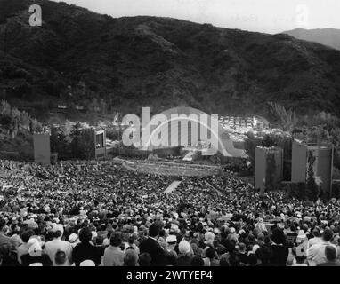 Menschenmassen versammeln sich zum Ostergottesdienst im Hollywood Bowl 1962 in Hollywood, Kalifornien Stockfoto