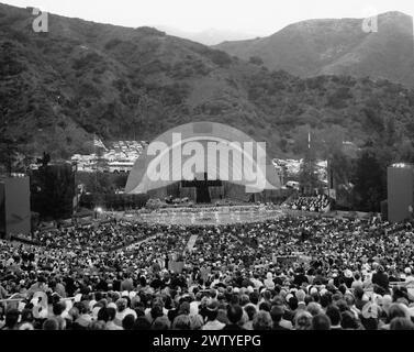 Menschenmassen versammeln sich zum Ostergottesdienst im Hollywood Bowl 1962 in Hollywood, Kalifornien Stockfoto