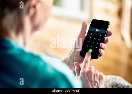 Telefonanruf an Notrufnummer 911. Alte Seniorin. Herzinfarkt, medizinische Verletzung oder Feuer. Polizei-Hotline. Krankenhaushilfe, Sanitäter oder Arzt. Stockfoto