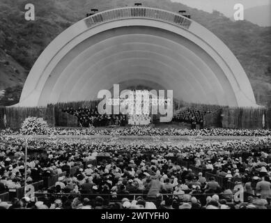 Menschenmassen versammeln sich zum Ostergottesdienst im Hollywood Bowl 1921 in Hollywood, Kalifornien Stockfoto