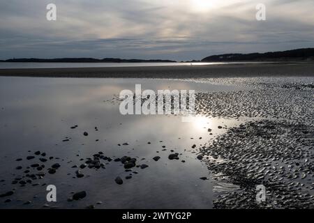 Ein ruhiger Frühlingsabend am Newborough Beach an der Küste von Anglesey, Nordwales. Stockfoto