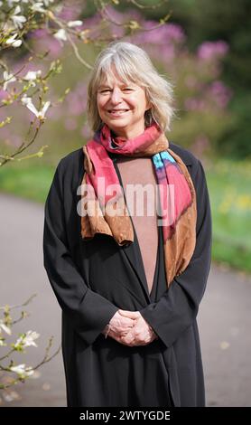 Embargoed bis 1630. März 30 Professor Suzanne Simard, die diesjährige Kew International Medal, für „unschätzbare Arbeit und Hingabe“, die sich für die Biodiversität in Wäldern in den Kew Gardens in Richmond, London, einsetzte, vor ihrer Auszeichnung und ihrem Vortrag bei der Royal Society. Bilddatum: Donnerstag, 30. März 2023. ... Kew International Medal Gewinner 2023 ... 30-03-2023 ... London ... UK ... Das Foto sollte lauten: Jonathan Brady/PA Archive. Eindeutige Referenznummer 71569990 ... Siehe PA Story ENVIRONMENT Medal. Das Foto sollte lauten: Jonathan Brady/PA Wire Stockfoto