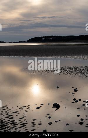 Ein ruhiger Frühlingsabend am Newborough Beach an der Küste von Anglesey, Nordwales. Stockfoto