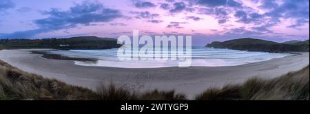 Das Panorama der Farr Bay in der Dämmerung zeigt einen ruhigen schottischen Strand, wo das ruhige Meer auf weitläufigen Sand trifft, umgeben von natürlichen Dünen und Landzungen Stockfoto