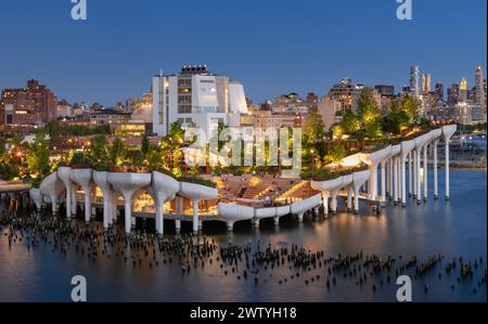 New York City, Little Island öffentlicher Park am Abend mit Amphitheater. Erhöhter Park am Hudson River Park (Pier 55), West Village, Manhattan Stockfoto