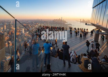 New York City, Hudson Yards. Die Edge Aussichtsplattform mit Blick auf Midtown, Lower Manhattan und den Hudson River Stockfoto