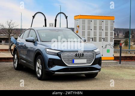 Eisblau Audi Q4 Sportback 40 e-tron vollelektrische Autoladebatterie an der Ladestation. Salo, Finnland. März 2024. Stockfoto