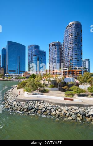 Das Chevron-Hauptquartier, das Ritz Carlton and the Towers am Elizabeth Quay und das Brew House im Vordergrund, Perth, Western Australia. Stockfoto