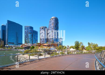 Das Chevron-Hauptquartier, das Ritz Carlton and the Towers am Elizabeth Quay und das Brew House im Vordergrund, Perth, Western Australia. Stockfoto