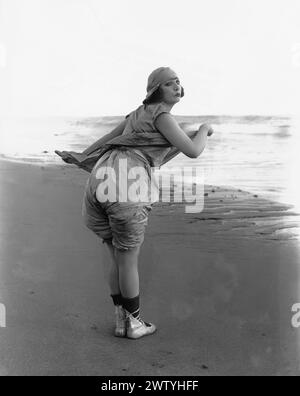 Sennett „Bade Beauty“ Myrtle Reeves posiert am Strand und blickt mit einer Kamera zurück Stockfoto