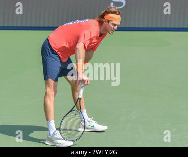 Dubai, 29. Februar 2024 - Foto von Andrey Rublev, das vor dem Spiel trainiert. Dubai Duty Free Tennis Championships 2024, Stockfoto