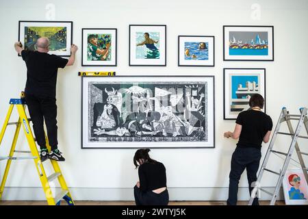 London, Großbritannien. 20. März 2024. (C) "Guernica in der Whitechapel Gallery" von Mychell Barratt am Eames Fine Art Stand bei der Vorschau der London Original Print Fair im Somerset House. Werke aus sechs Jahrhunderten Druckerei bekannter und aufstrebender Künstler werden auf der am längsten laufenden Kunstmesse der Hauptstadt und der am längsten laufenden Fachmesse der Welt gezeigt. Die Messe findet vom 21. Bis 24. März statt. Quelle: Stephen Chung / Alamy Live News Stockfoto