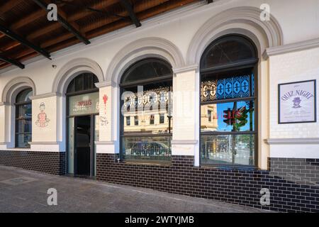 Willi's Wine Bar im historischen Royal Hotel in der Stadt an der Ecke William Street und Wellington Street, Perth, Western Australia. Stockfoto