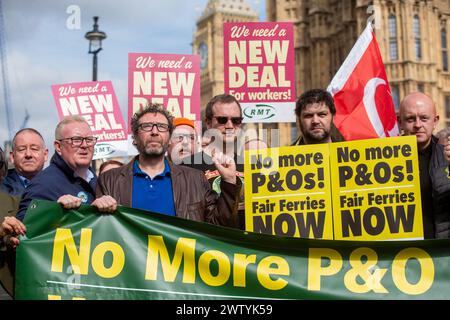 London, England, Großbritannien. März 2024. Die National Union of Rail, Maritime and Transport Workers (RMT) veranstaltete eine Kundgebung im Old Palace Yard vor dem britischen parlament, um das zweite Jahr seit 786 zu feiern, dass die Arbeiter von P&O Ferries ihre Arbeit verloren haben. (Kreditbild: © Tayfun Salci/ZUMA Press Wire) NUR REDAKTIONELLE VERWENDUNG! Nicht für kommerzielle ZWECKE! Stockfoto