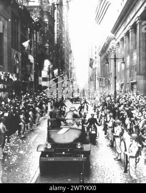 In Philadelphia, PA, traten Menschenmassen auf, um die Generäle Carl Spaatz und Omar N. Bradley sowie 51 weitere Kriegshelden aus europäischen Theatern anzufeuern, während die Parade die Chestnut Street hinunter zur Independence Hall führt Stockfoto