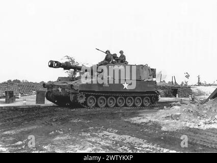 155 mm selbstfahrendes Artillerieelement aus der 27. Artillerie, 25. Infanteriedivision, Fire Support Rawlings, 58 Meilen nordwestlich von Saigon in Vietnam Stockfoto