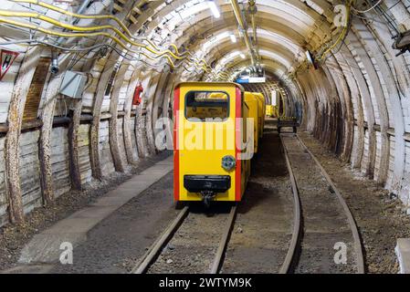 Personenzug im Kohlebergwerk für Bergleute Stockfoto