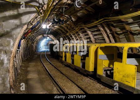 Personenzug im Kohlebergwerk für Bergleute Stockfoto