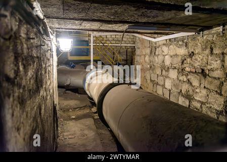 Große Rohre des Belüftungssystems des Kohlebergwerks im unterirdischen Tunnel Stockfoto