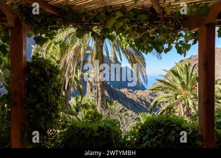 Teno-Berge auf Teneriffa von der schattigen Terrasse aus gesehen. Kanarische Inseln, Spanien Stockfoto