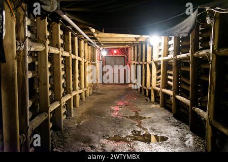 Unterirdischer Tunnel im Kohlebergwerk mit geschlossenen Schleusentüren Stockfoto