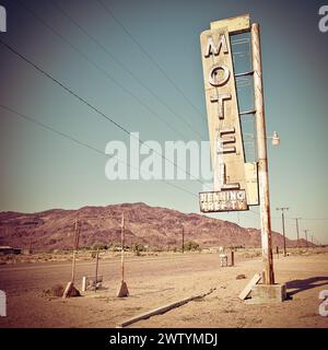 Altes Straßenschild für ein verlassenes Hotel in der Mojave-Wüste an der Route 66 in Newberry Springs, CA, USA. Stockfoto