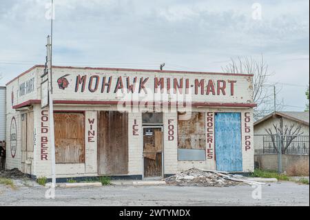 Verlassener Mohawk Mini-Mart, Oro Grande, CA an der US Route 66 in der Mojave-Wüste Stockfoto