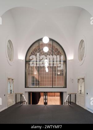 Foyer und Blick zum Auditorium. Brighton Dome Corn Exchange and Studio Theatre, Brighton, Großbritannien. Architekt: Feilden Clegg Bradley Studios Stockfoto