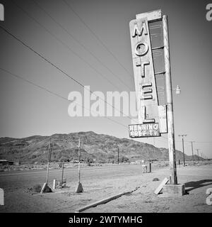 Altes Straßenschild für ein verlassenes Hotel in der Mojave-Wüste an der Route 66 in Newberry Springs, CA, USA. Stockfoto