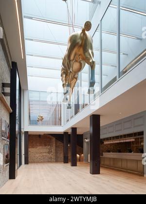 Foyer und Bar mit hängender Pferdeskulptur. Brighton Dome Corn Exchange and Studio Theatre, Brighton, Großbritannien. Architekt: Feilden Clegg Bradl Stockfoto