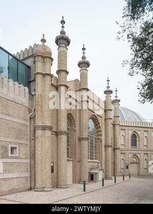 Schräge Sicht auf die Eingangsfassade. Brighton Dome Corn Exchange and Studio Theatre, Brighton, Großbritannien. Architekt: Feilden Clegg Bradley Studios LL Stockfoto