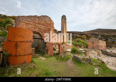 Überreste einer alten verlassenen Ziegelei in Porth Wen an der Nordküste von Anglesey, Nordwales. Stockfoto