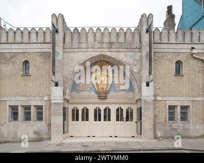 Vorderansicht des Eingangs mit vergoldeter Art déco-Statue. Brighton Dome Corn Exchange and Studio Theatre, Brighton, Großbritannien. Architekt: Feilden Clegg Stockfoto