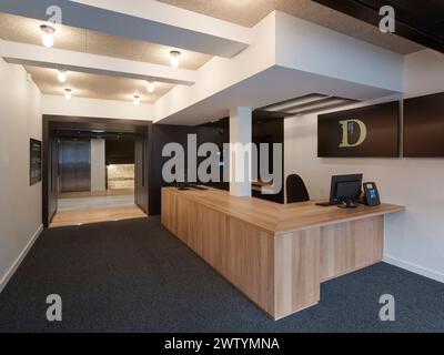 Lift Lobby. Brighton Dome Corn Exchange and Studio Theatre, Brighton, Großbritannien. Architekt: Feilden Clegg Bradley Studios LLP, 2023. Stockfoto