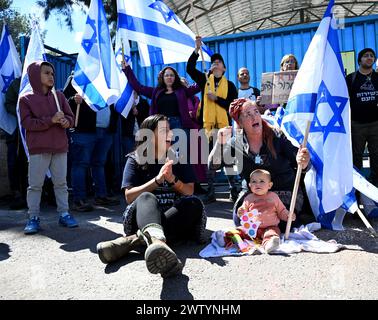 Jerusalem, Israel. März 2024. Israelische Rechtsaktivisten nehmen am Mittwoch, den 20. März 2024, an einem Protest Teil, der den Zugang zum UNRWA, dem Hilfswerk der Vereinten Nationen für Palästinaflüchtlinge, in Jerusalem blockiert. Die Demonstranten forderten die Entfernung des UNRWA aus Jerusalem, da mehrere ihrer Arbeiter am Massaker der Hamas und an der Entführung von Israelis am 7. Oktober entlang der Grenze zu Gaza beteiligt waren. Foto: Debbie Hill/ Credit: UPI/Alamy Live News Stockfoto