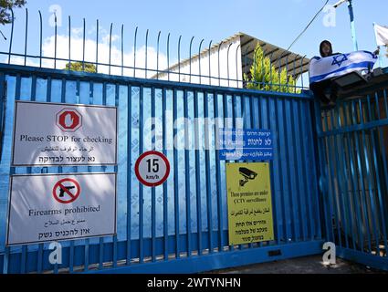 Jerusalem, Israel. März 2024. Ein israelischer rechter Aktivist hält eine Nationalflagge während eines Protestes, der den Zugang zum UNRWA, dem Hilfswerk der Vereinten Nationen für Palästinaflüchtlinge, am Mittwoch, den 20. März 2024 in Jerusalem blockiert. Die Demonstranten forderten die Entfernung des UNRWA aus Jerusalem, da mehrere ihrer Arbeiter am Massaker der Hamas und an der Entführung von Israelis am 7. Oktober entlang der Grenze zu Gaza beteiligt waren. Foto: Debbie Hill/ Credit: UPI/Alamy Live News Stockfoto