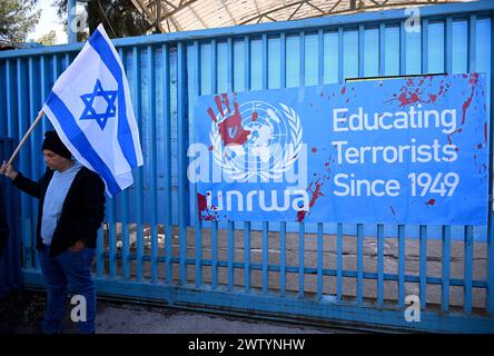 Jerusalem, Israel. März 2024. Israelische Rechtsaktivisten nehmen am Mittwoch, den 20. März 2024, an einem Protest Teil, der den Zugang zum UNRWA, dem Hilfswerk der Vereinten Nationen für Palästinaflüchtlinge, in Jerusalem blockiert. Die Demonstranten forderten die Entfernung des UNRWA aus Jerusalem, da mehrere ihrer Arbeiter am Massaker der Hamas und an der Entführung von Israelis am 7. Oktober entlang der Grenze zu Gaza beteiligt waren. Foto: Debbie Hill/ Credit: UPI/Alamy Live News Stockfoto