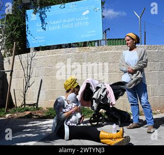 Jerusalem, Israel. März 2024. Israelische Rechtsaktivisten nehmen am Mittwoch, den 20. März 2024, an einem Protest Teil, der den Zugang zum UNRWA, dem Hilfswerk der Vereinten Nationen für Palästinaflüchtlinge, in Jerusalem blockiert. Die Demonstranten forderten die Entfernung des UNRWA aus Jerusalem, da mehrere ihrer Arbeiter am Massaker der Hamas und an der Entführung von Israelis am 7. Oktober entlang der Grenze zu Gaza beteiligt waren. Foto: Debbie Hill/ Credit: UPI/Alamy Live News Stockfoto