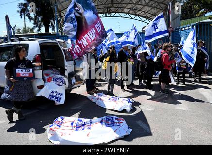 Jerusalem, Israel. März 2024. Israelische Rechtsaktivisten protestieren am Mittwoch, den 20. März 2024, hinter Leichensäcken am Eingang zum UNRWA, Hilfswerk der Vereinten Nationen für Palästinaflüchtlinge, Hauptquartier in Jerusalem. Die Demonstranten forderten die Entfernung des UNRWA aus Jerusalem, da mehrere ihrer Arbeiter am Massaker der Hamas und an der Entführung von Israelis am 7. Oktober entlang der Grenze zu Gaza beteiligt waren. Foto: Debbie Hill/ Credit: UPI/Alamy Live News Stockfoto